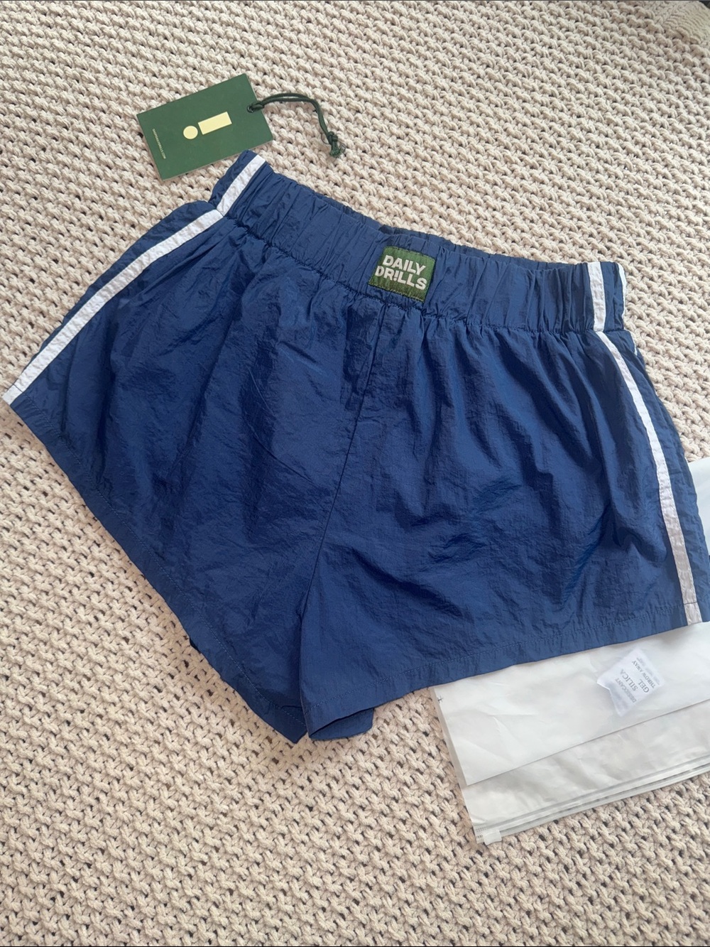 DAILY DRILLS Super Bounce Shorts w/ Stripes, size Small. Like new!
